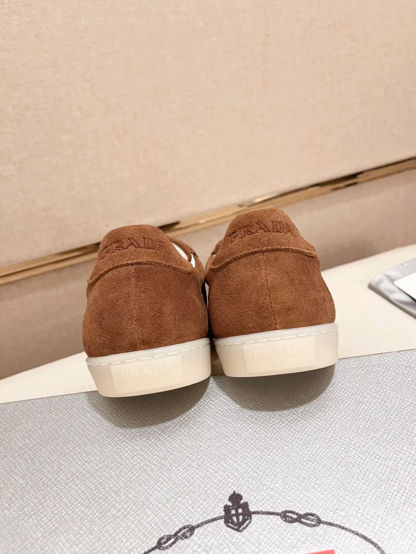 Men's Men's Shoes 💰 500💰 ✔️✔️✔️Higher version High-quality new PRADA (Prada) counters are launched simultaneously. The new men's shoes and 😘fabrics are made of high-tech glue-making technology. Lining: Full cowhide lining. 👍🏿 High-end ☄️ air-cushion molded anti-slip rubber outsole, exquisite lines, simple and elegant, comfortable and high-end for leisure travel. Code number: 38 to 44 (45 can be customized and cannot be returned or exchanged)